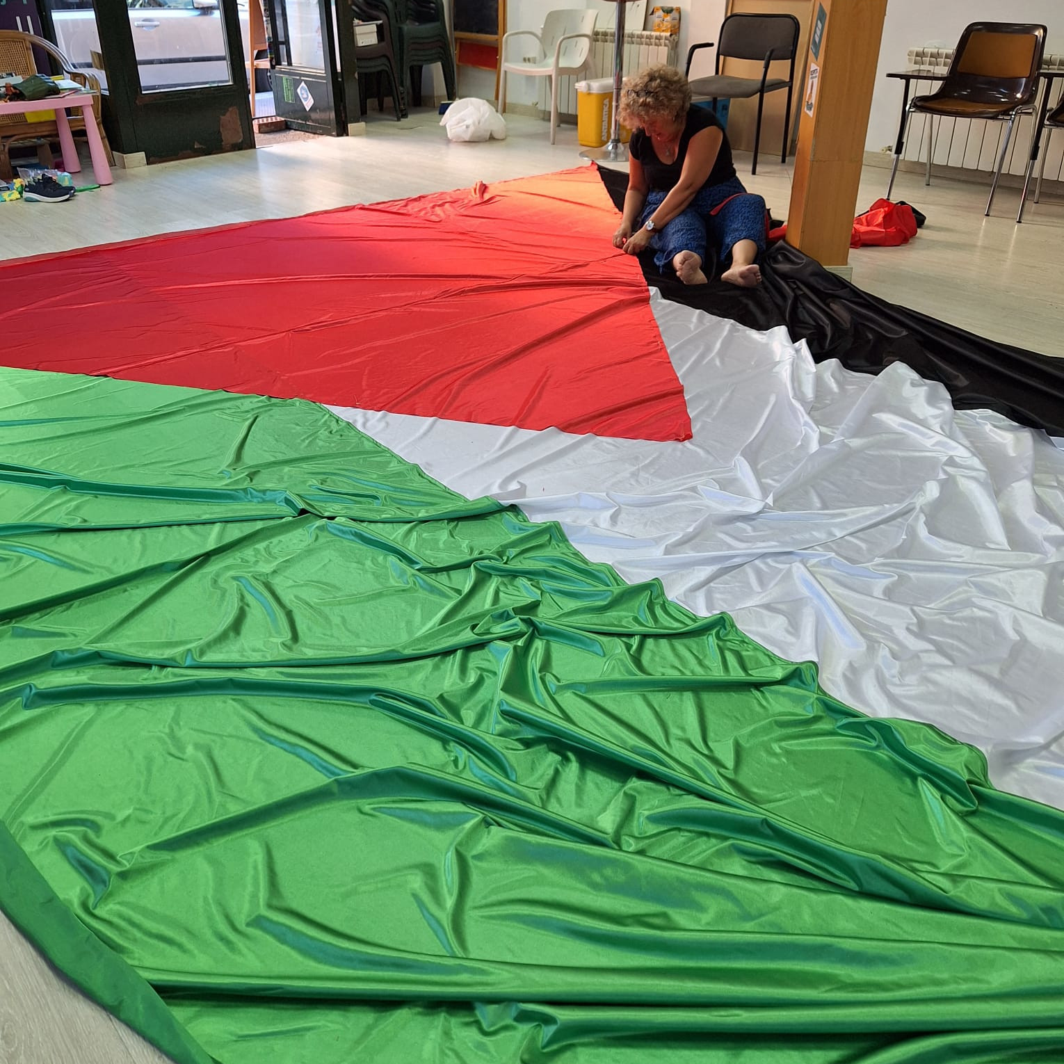 Elaboración de la bandera gigante de Palestina
